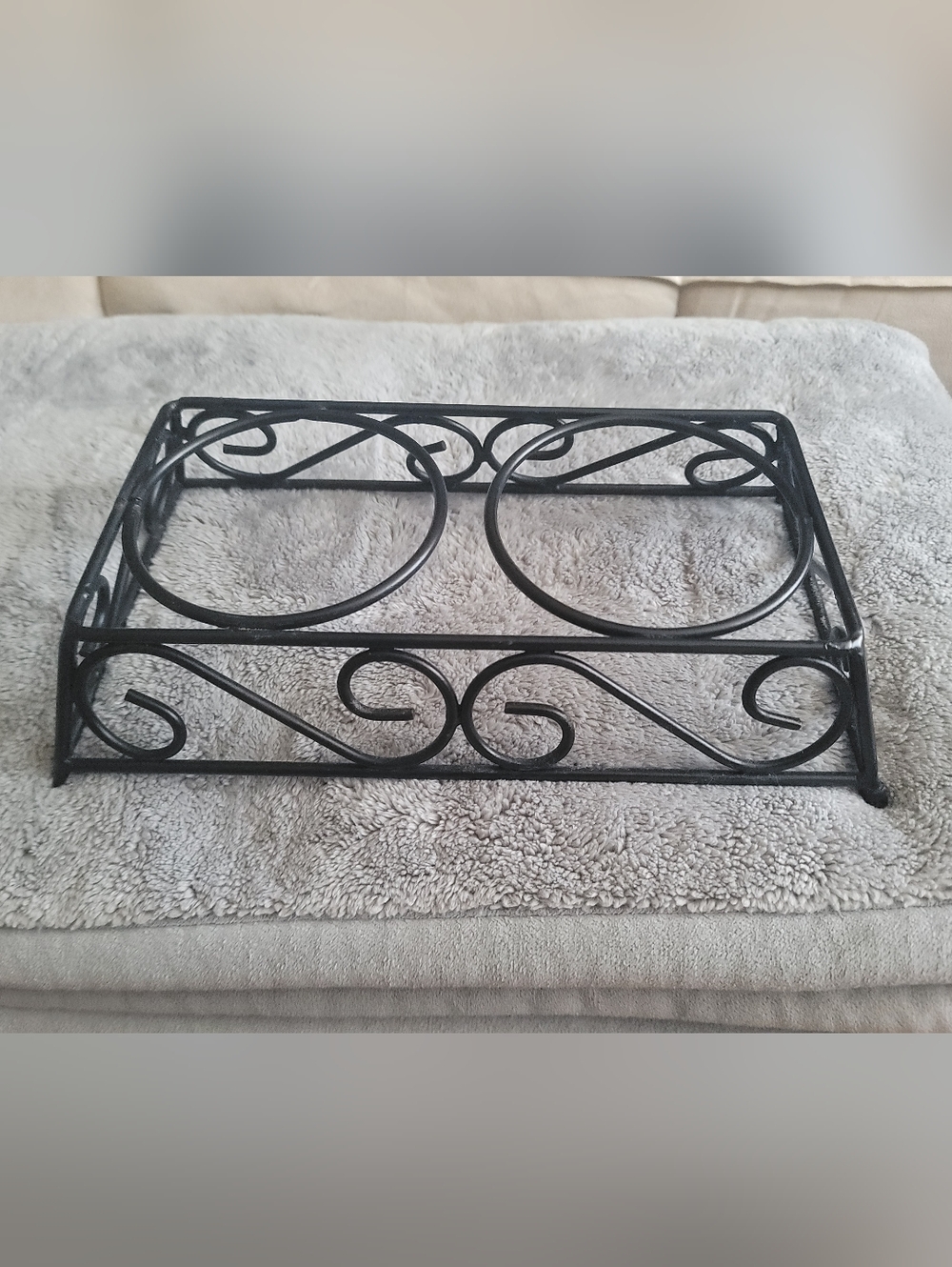 WROUGHT IRON Small Pets Feeding Bowl Holder